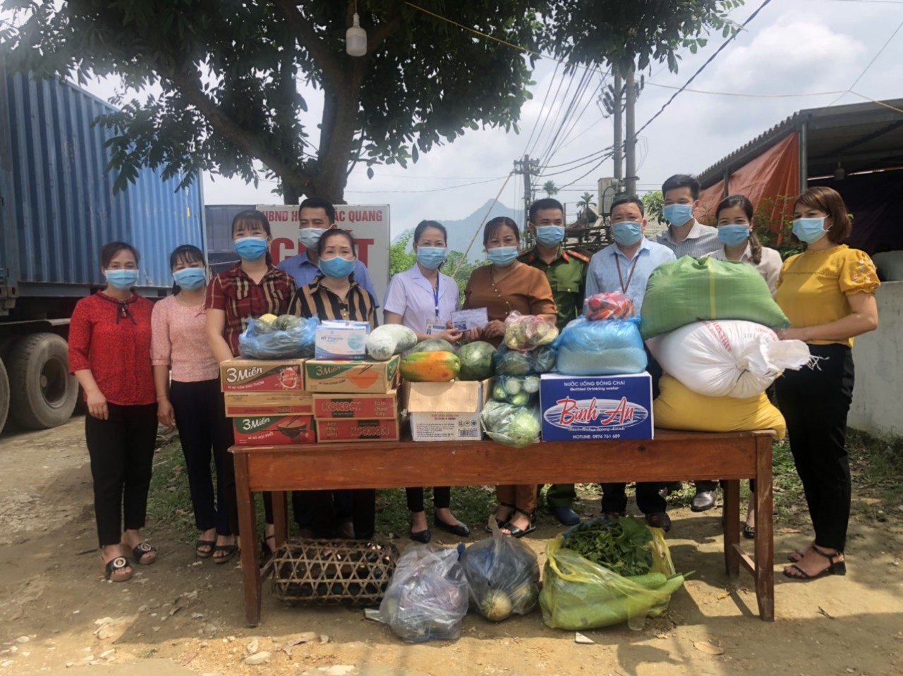 Hôi LHPN xã Đồng Yên tặng quà cho chốt kiểm dịch y tế  phòng chống dịch covid-19 tại thôn Đồng Hương