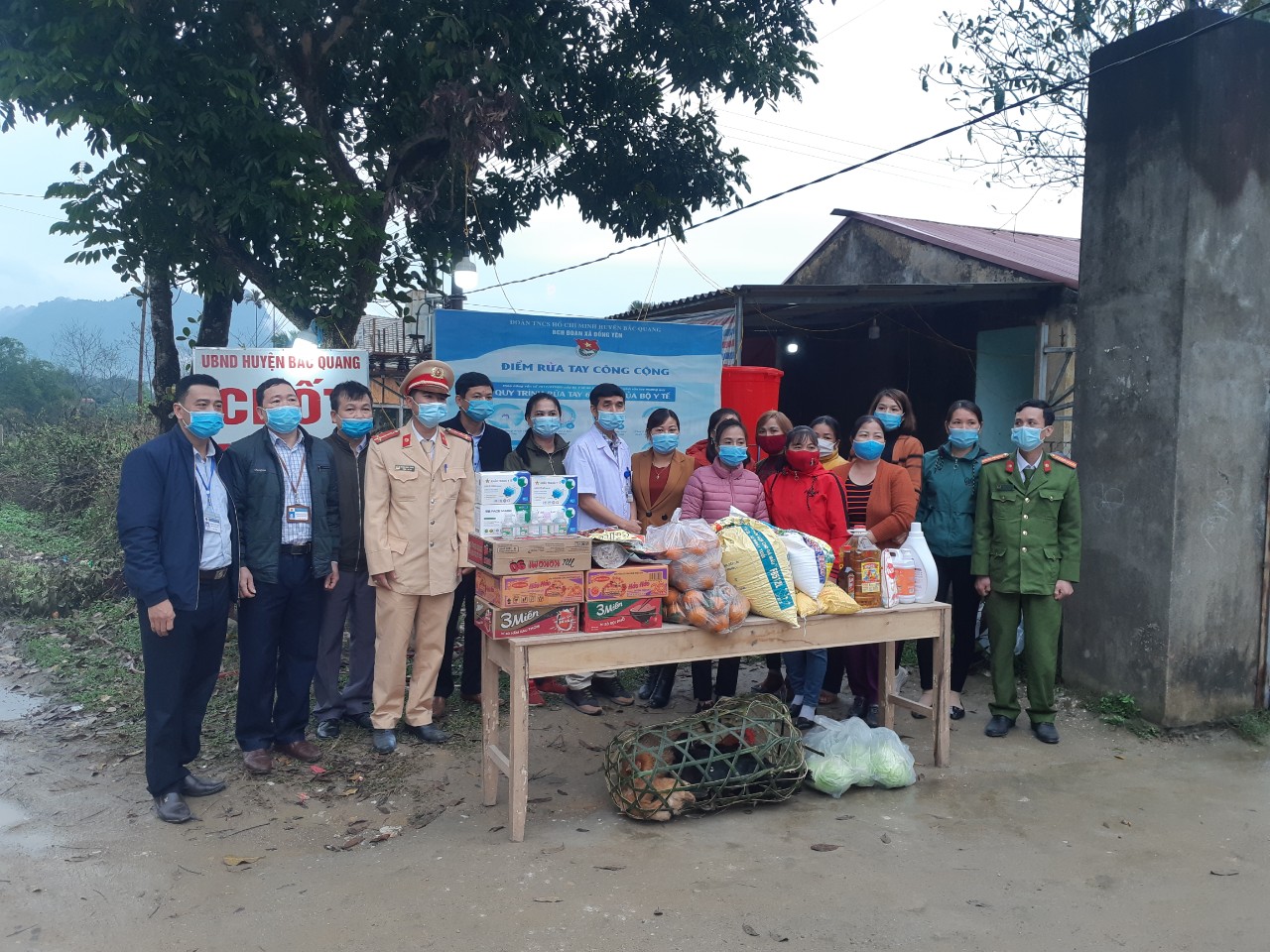 Hôi LHPN xã Đồng Yên tặng quà cho chốt kiểm tra y tế dịch bệnh  covid – 19 tại thôn Đồng Hương